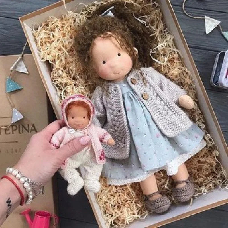 Gosig Waldorf-inspirerad plyschdocka – Handgjord bomullsleksak med presentask MILA Sverige