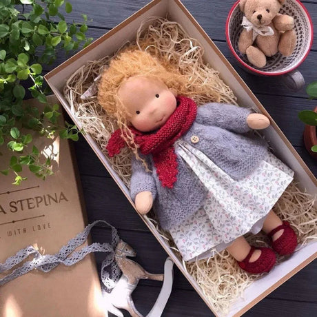 Gosig Waldorf-inspirerad plyschdocka – Handgjord bomullsleksak med presentask MILA Sverige