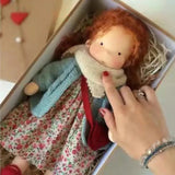 Gosig Waldorf-inspirerad plyschdocka – Handgjord bomullsleksak med presentask MILA Sverige