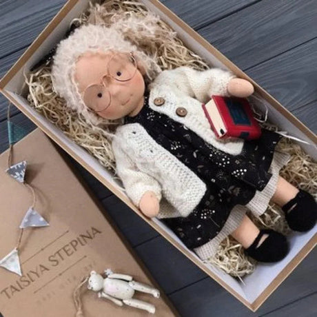 Gosig Waldorf-inspirerad plyschdocka – Handgjord bomullsleksak med presentask MILA Sverige