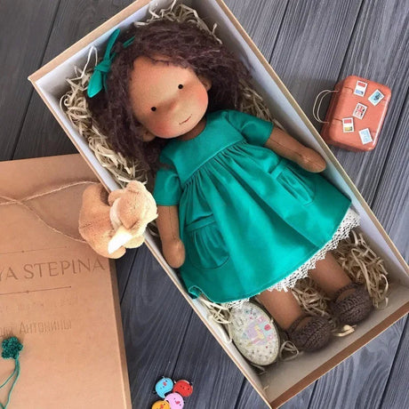 Gosig Waldorf-inspirerad plyschdocka – Handgjord bomullsleksak med presentask MILA Sverige