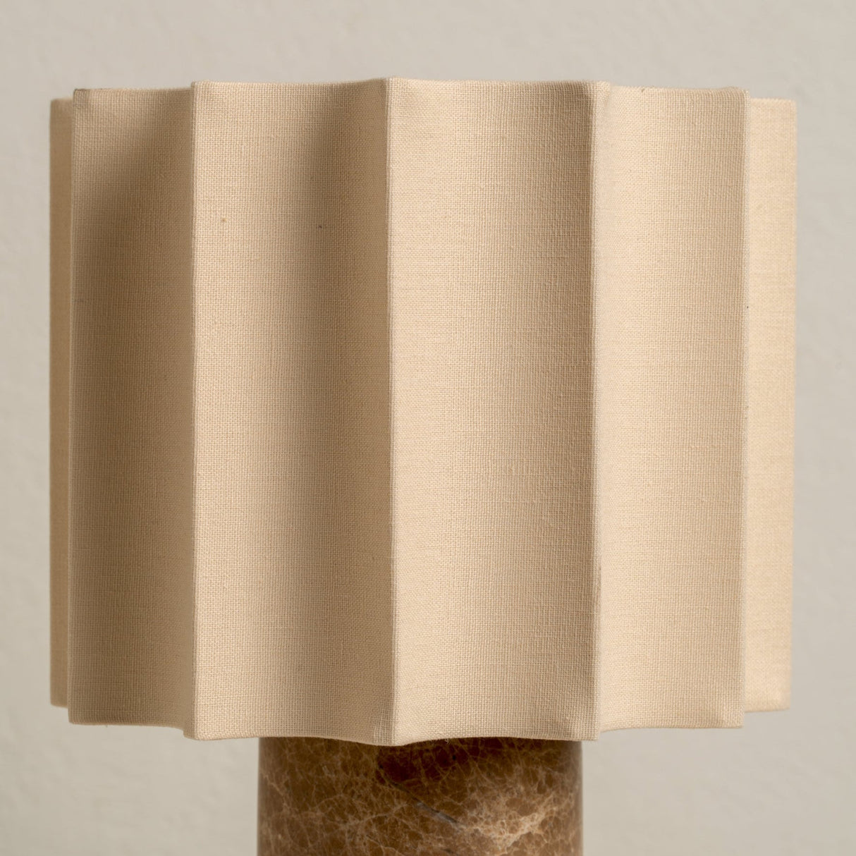 Dalli Trådlampa | Touch Dimming | Spansk Denari Marmor | Bärbar Sängbord | Brick by Brick Carvallo