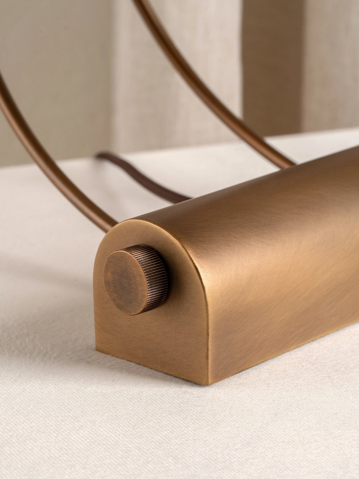 Deska Bordslampa Åldrad Messing | Elegant Arbetsbelysning | Linne Skärm | Rotar Dimmer | Brick by Brick Carvallo