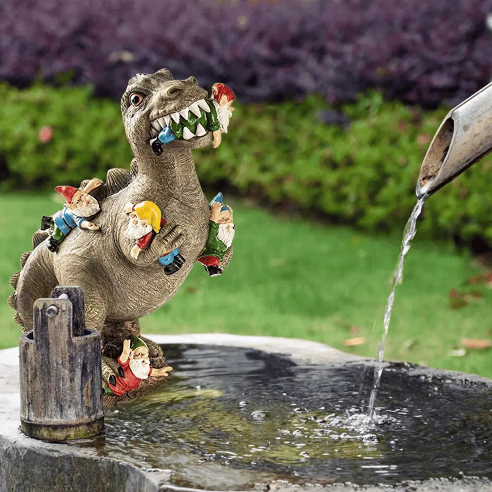 Tuggande Gnome-figur – Lekfull Resinskulptur MILA Sverige