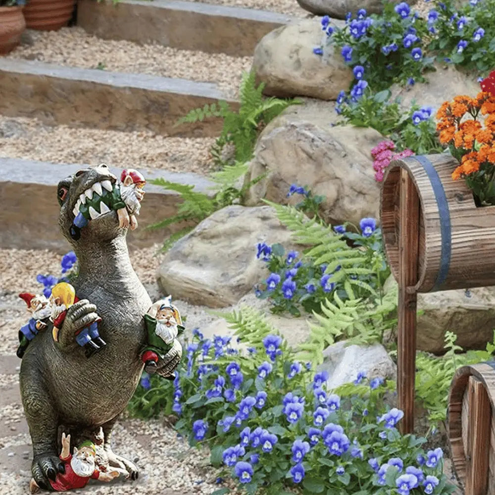 Tuggande Gnome-figur – Lekfull Resinskulptur MILA Sverige