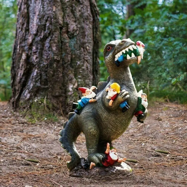 Tuggande Gnome-figur – Lekfull Resinskulptur MILA Sverige