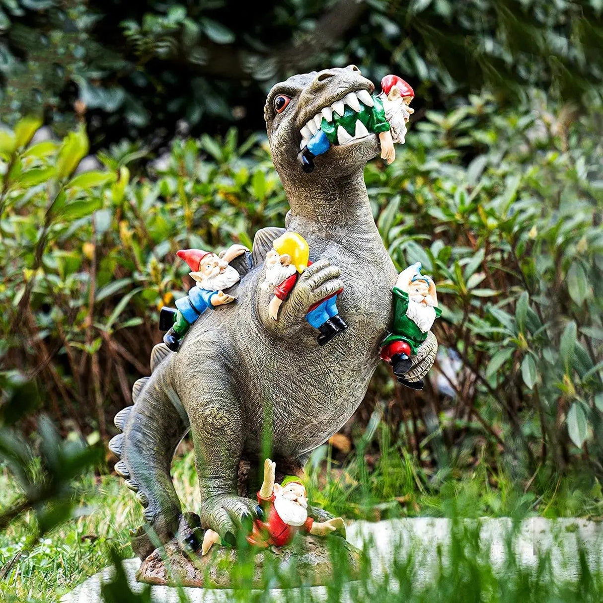Tuggande Gnome-figur – Lekfull Resinskulptur MILA Sverige
