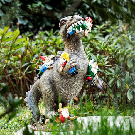 Tuggande Gnome-figur – Lekfull Resinskulptur MILA Sverige