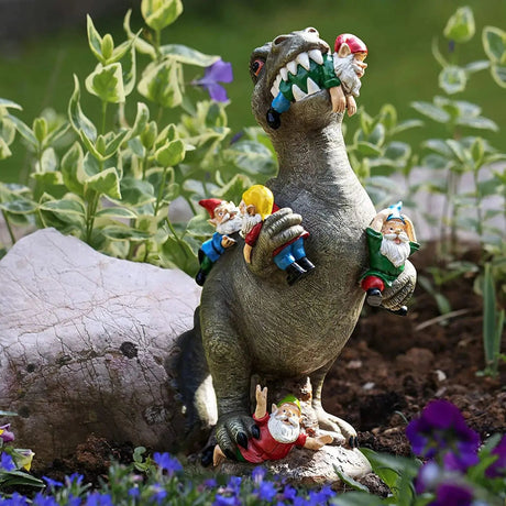 Tuggande Gnome-figur – Lekfull Resinskulptur MILA Sverige
