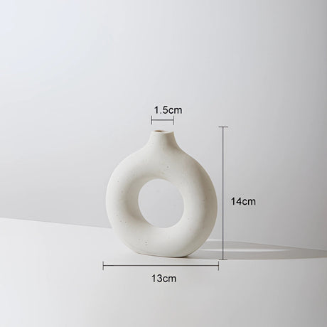 Elegant keramikvas i donutform för modern nordisk inredning Carvallo