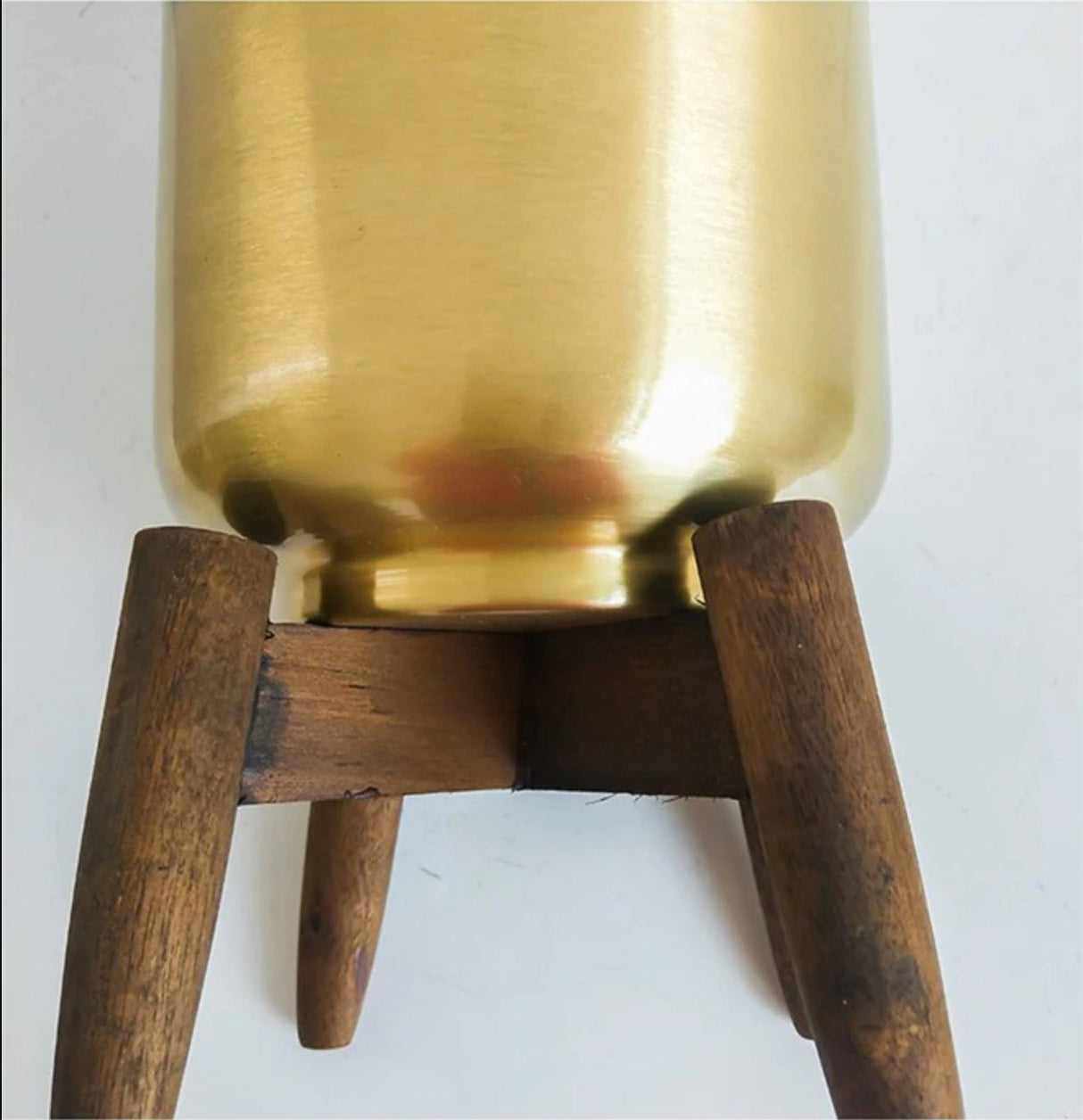 Elegant växtställ av guldmetal med träbas - Perfekt för din inredning Carvallo