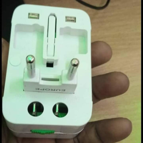 Allt-i-ett-reseadapter för hela världen – universalkontakt med USB-portar MILA Sverige
