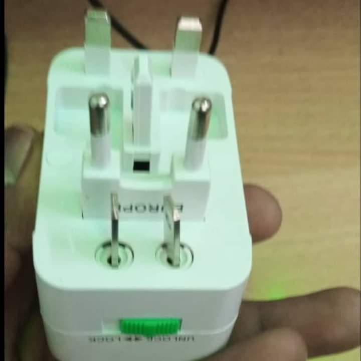 Allt-i-ett-reseadapter för hela världen – universalkontakt med USB-portar MILA Sverige