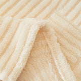 Oregelbundet rutigt randigt puffade sammetsoffatäcke Carvallo