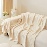 Oregelbundet rutigt randigt puffade sammetsoffatäcke Carvallo