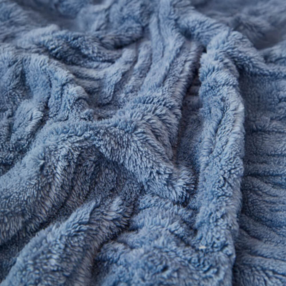 Oregelbundet rutigt randigt puffade sammetsoffatäcke Carvallo