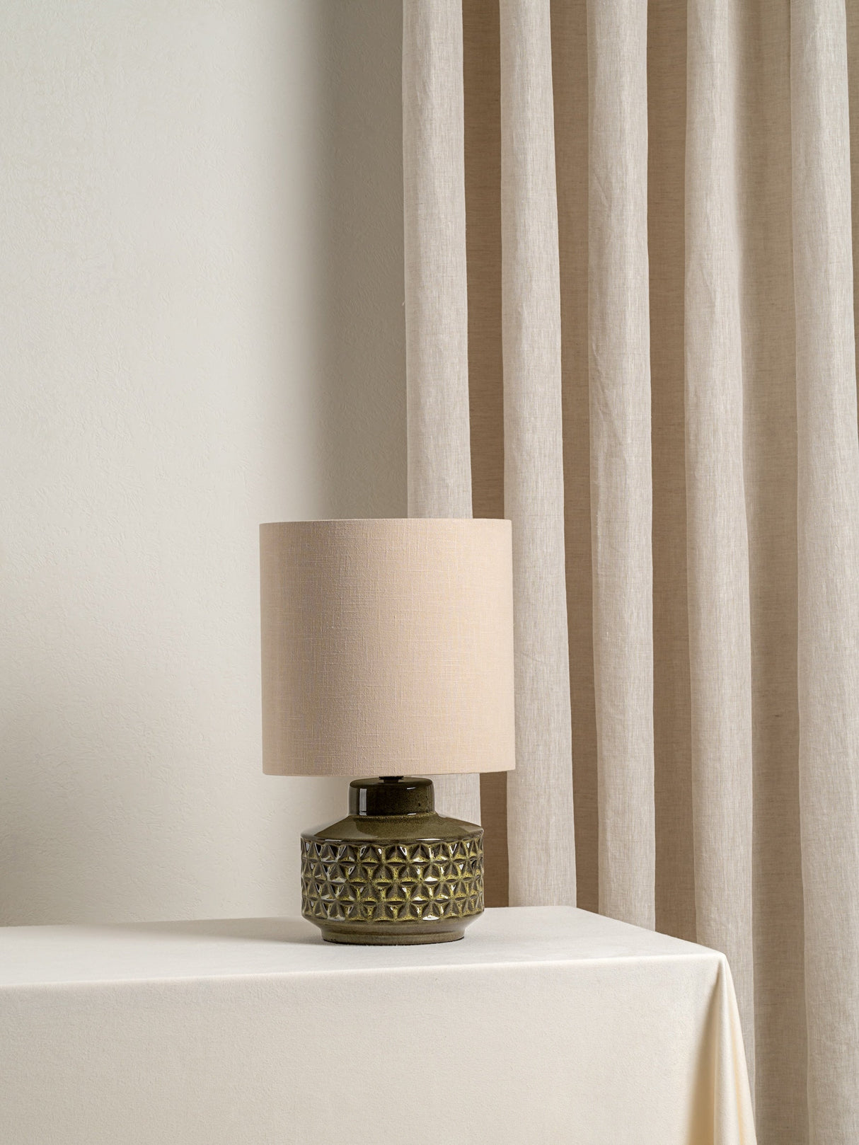 Glaserad Keramisk Bordsbelysning | Mid-Century Nattduksbordslampa | Naturlig Linneskärm | 15" | Brick by Brick Carvallo