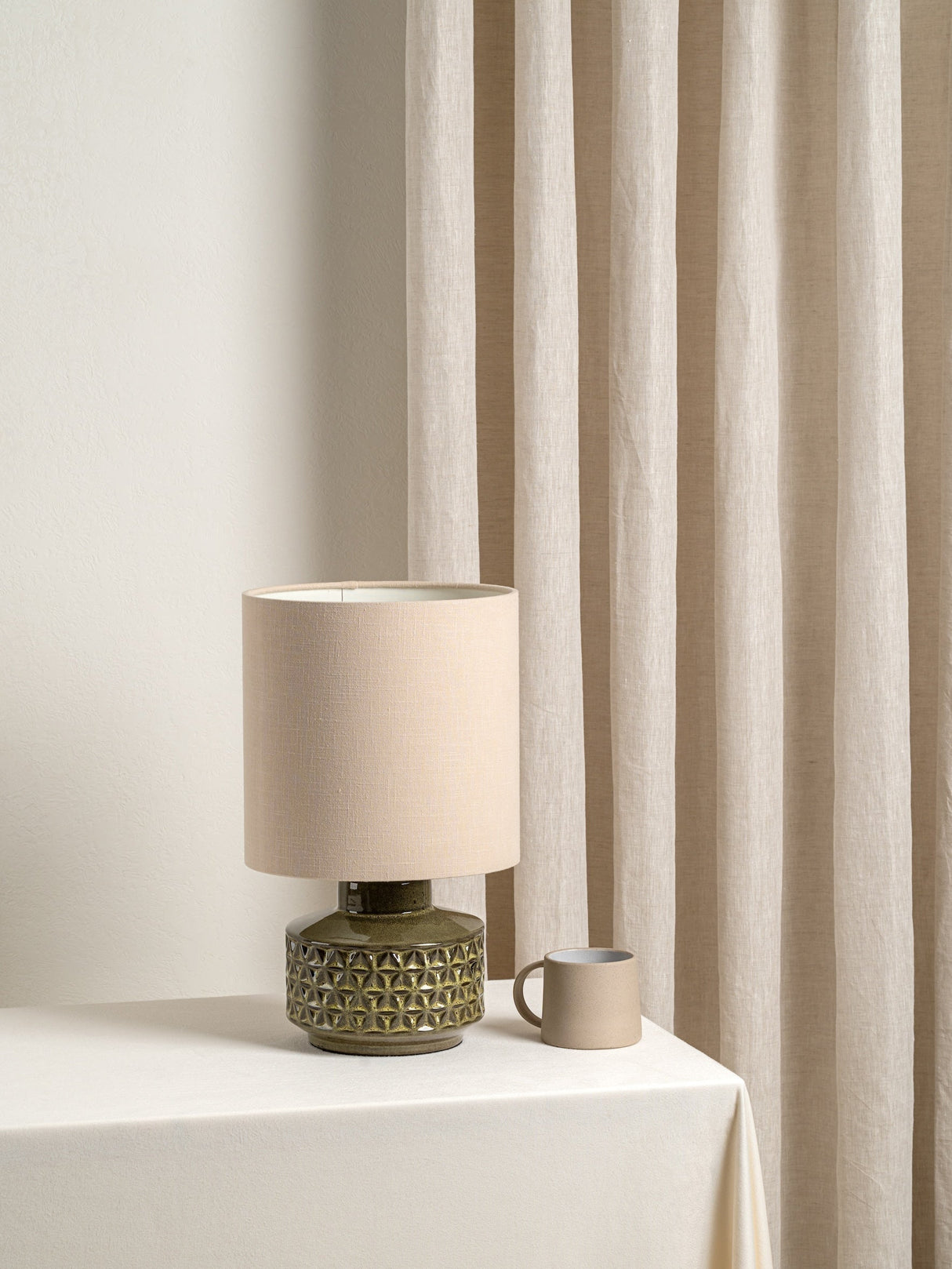 Glaserad Keramisk Bordsbelysning | Mid-Century Nattduksbordslampa | Naturlig Linneskärm | 15" | Brick by Brick Carvallo