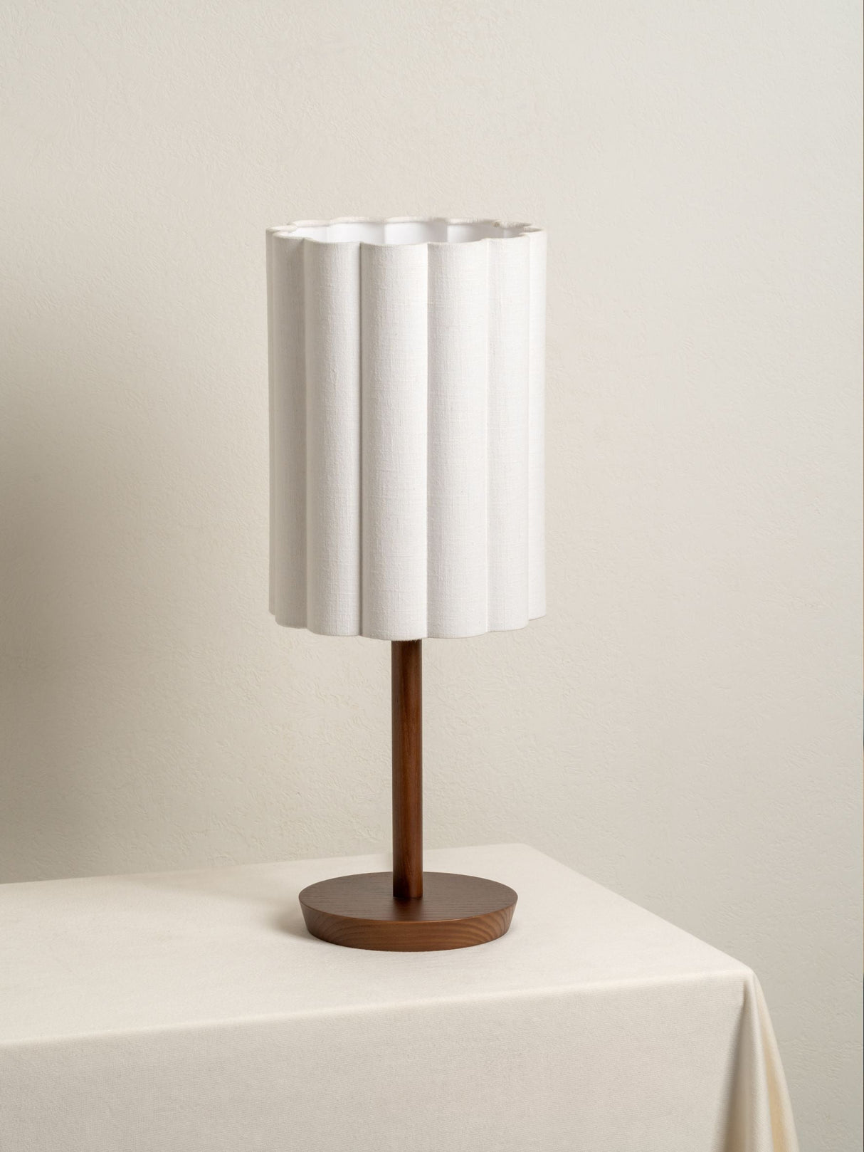 Folia Bordslampa | Elegant Sänglampor | 24 Valnöt Bas & Linne Skärm | Brick by Brick Carvallo