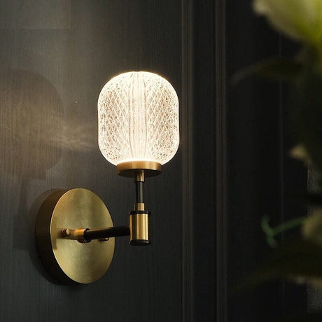 Kristallakrylvägglampa | Elegant väggsconse i mässing | Enkelt ljus | 9.84×6.69 tum | Brick by Brick Carvallo