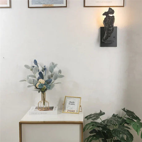 GoldenGaze - Modern Art Deco Vägglampa med Guld Ansiktsdesign Carvallo