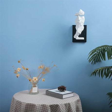 GoldenGaze - Modern Art Deco Vägglampa med Guld Ansiktsdesign Carvallo