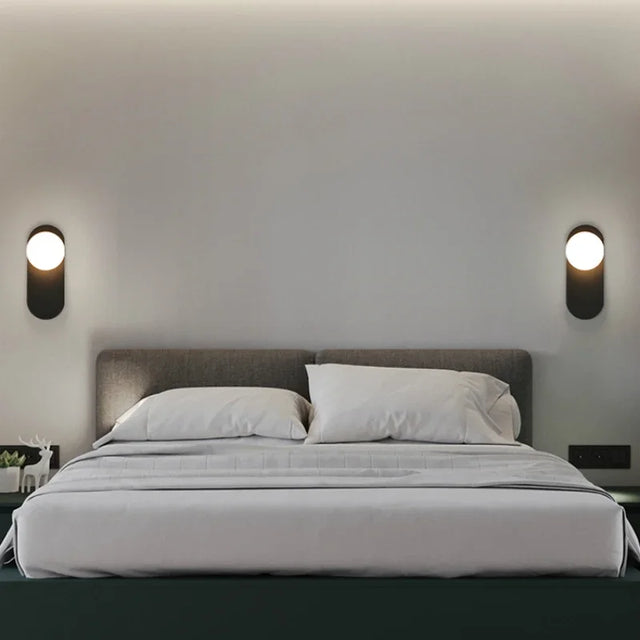 GlowSphere - Modern LED Vägglampa med Glaskula för Vardagsrum och Hall Carvallo