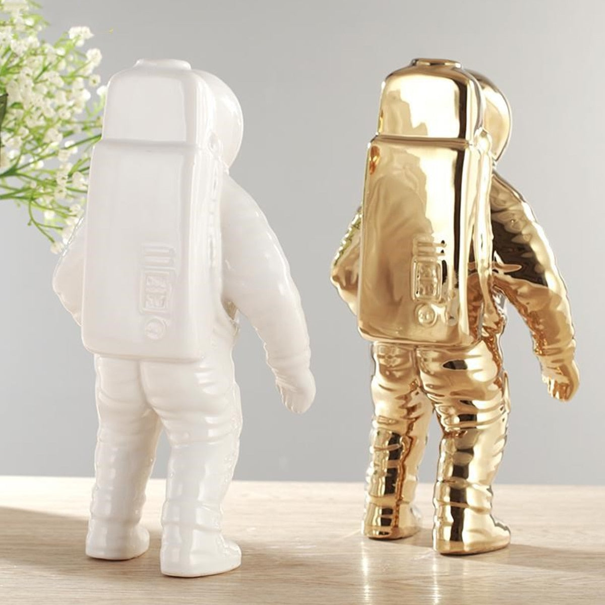 Guld Space Man Skulptur Astronaut Keramik Vas MILA Sverige
