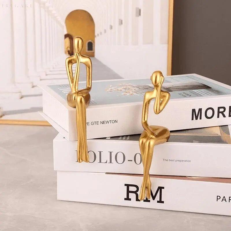 Guldiga abstrakta tänkare - En samling av handskurna statyer Carvallo