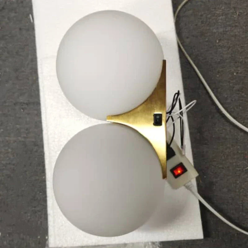 DualGlow - Guld Vägglampa med Dubbel Glasskula Carvallo