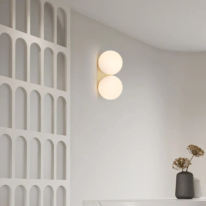 DualGlow - Guld Vägglampa med Dubbel Glasskula Carvallo