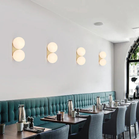 DualGlow - Guld Vägglampa med Dubbel Glasskula Carvallo