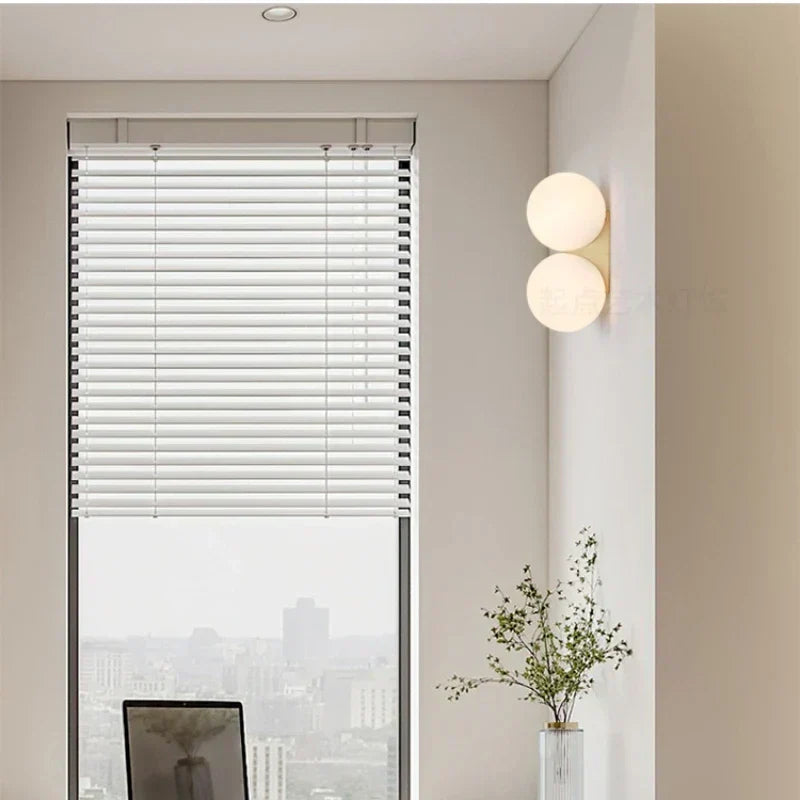 DualGlow - Guld Vägglampa med Dubbel Glasskula Carvallo