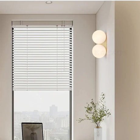 DualGlow - Guld Vägglampa med Dubbel Glasskula Carvallo