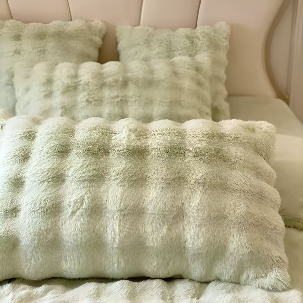 Lyxig faux fur kuddöverdrag – mjuk beröring, vinterredo design Carvallo