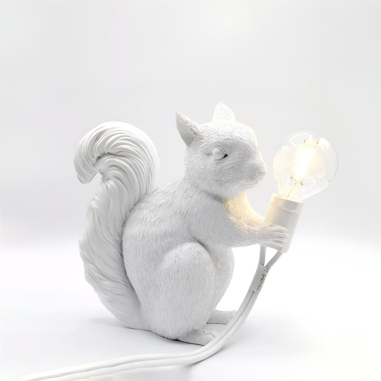 Bordslampa med ekorrfigur – Söt dekordetalj i nordisk design Carvallo