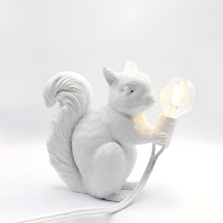 Bordslampa med ekorrfigur – Söt dekordetalj i nordisk design Carvallo