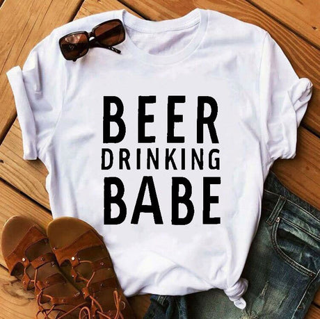 Öl drickande Babe Tee-Clothes for women-Hemnix-Vit-M-Hemnix