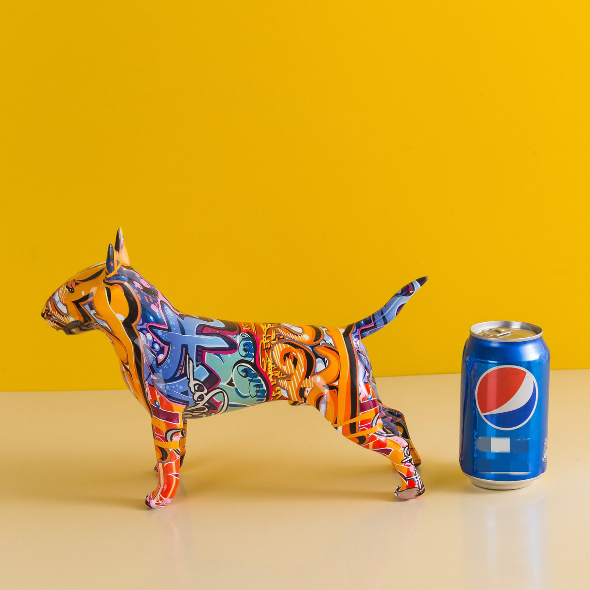 ColorPup Modern Bullterrier-staty – Livfull graffitikonsthundfigur MILA Sverige