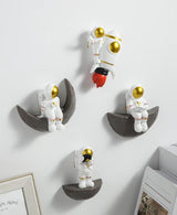 Astronaut På Månen Dekorativ Konstverk Unik Hem Accent Carvallo