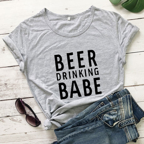 Öl drickande Babe Tee-Clothes for women-Hemnix-Grå-S-Hemnix