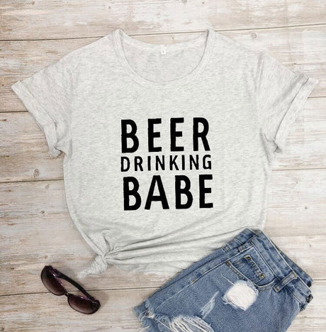 Öl drickande Babe Tee-Clothes for women-Hemnix-Ljusgrå-S-Hemnix