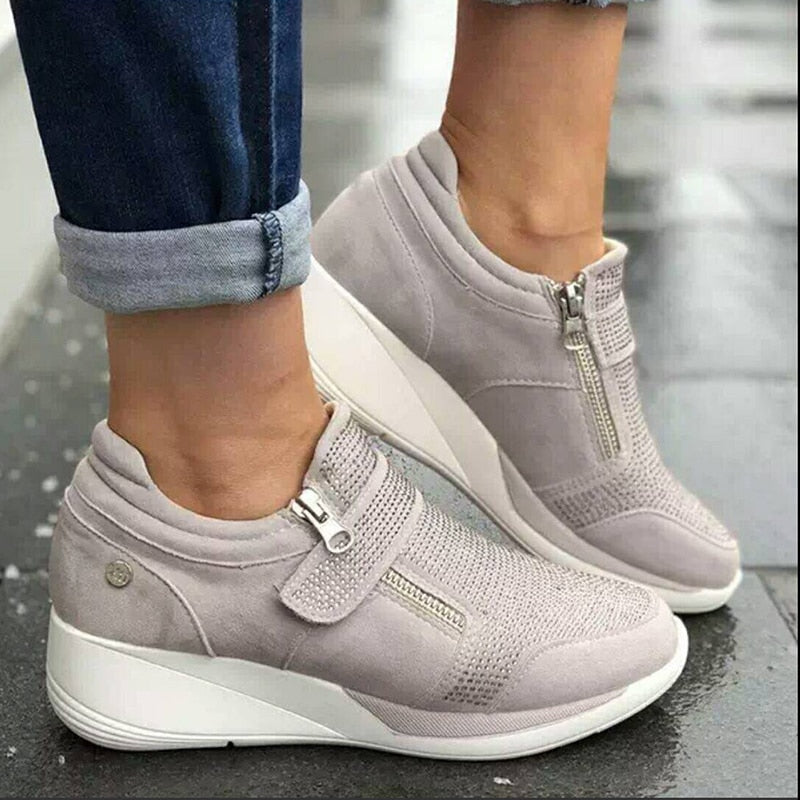 Kvinnor med dragkedja på plattformen Sneakers