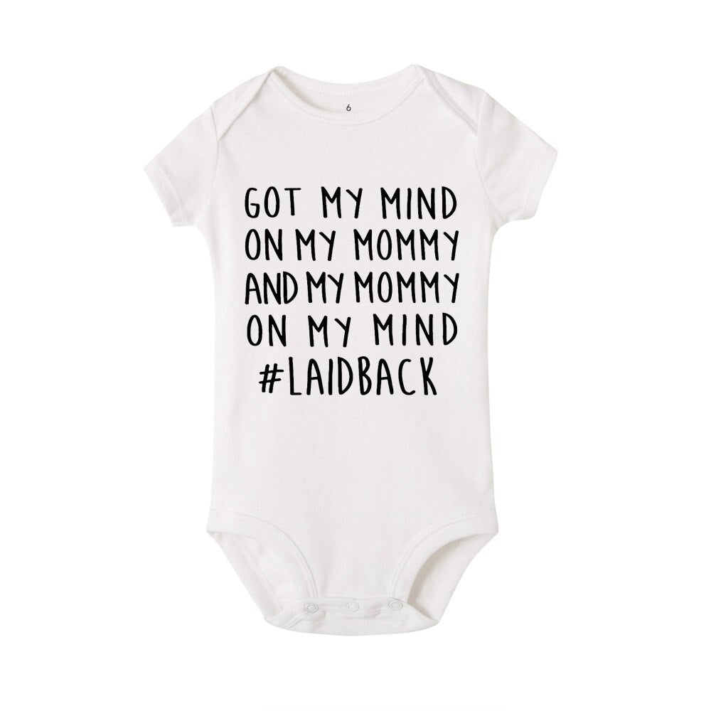 Jag tänker på min mamma Onesie-Kids-Hemnix-Vit med svart text-0-3M-Hemnix
