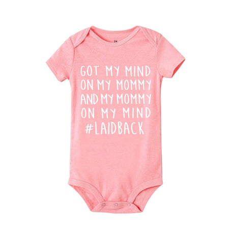 Jag tänker på min mamma Onesie-Kids-Hemnix-Rosa med vit text-0-3M-Hemnix