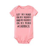 Jag tänker på min mamma Onesie-Kids-Hemnix-Rosa med svart text-0-3M-Hemnix