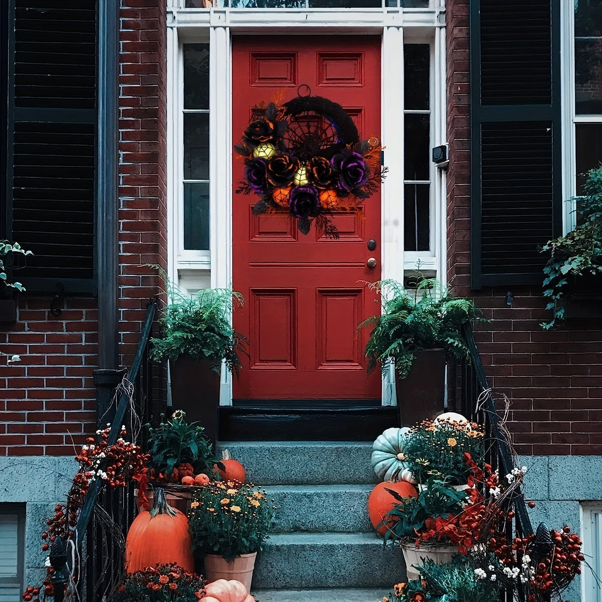Mörk elegans Halloweenkrans – Glittrig spindelnäts- och svart rosdekoration till ytterdörren MILA Sverige