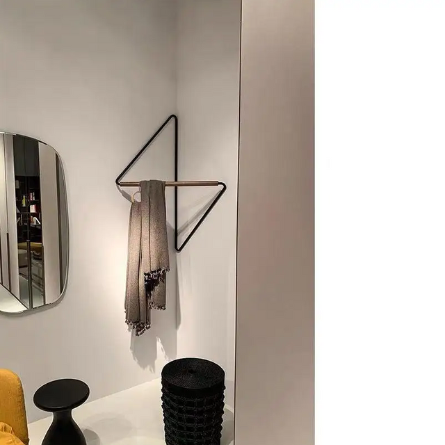 Carvallo – Stilren Hörnhängare med Minimalistisk Design i Trä och Metall Carvallo