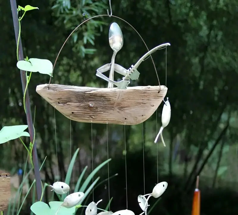 Fiskarvindklocka – Skulptur i återvunnen metall för fiskträdgård MILA Sverige