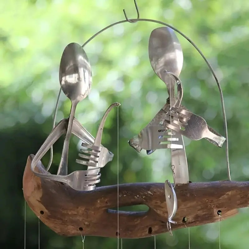 Fiskarvindklocka – Skulptur i återvunnen metall för fiskträdgård MILA Sverige